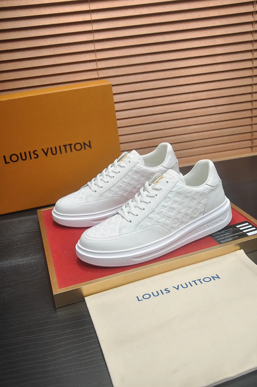 Men's men's shoes 💰640💶Original development, quality shipping, welcome to compare - LV sneaker series sports shoes introduce the loose silhouette of the ready-to-wear series into the spring and summer men's wear shows and make an eye-catching appearance. The cow leather upper is combined with rough fabric laces, and colorful beading highlights the brand's classic elements. LV letters mark the tongue and Monogram floral outsole. Mixed materials Made of top-grain cowhide, thick shoelace design, large Monogram print on the side, mesh lining and cotton feet, the comfort is as extreme as ever, premium heritage, quality first, worth owning! Size: Men’s 38-45 (45 is custom-made and cannot be returned or exchanged)